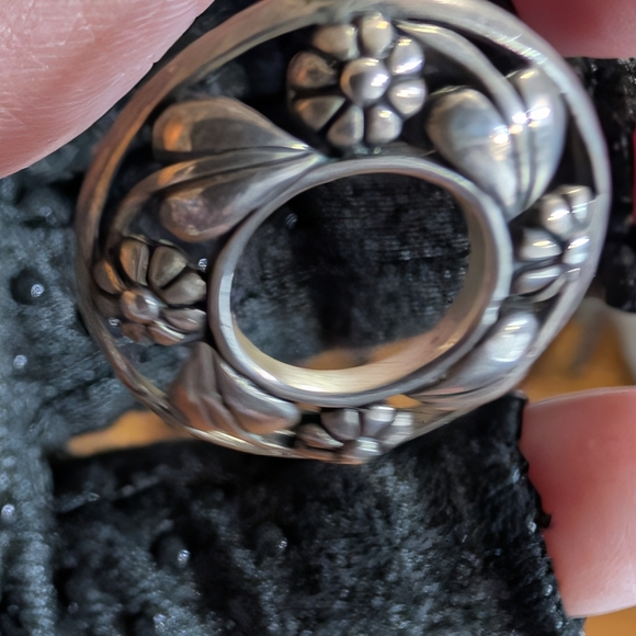 Vintage sterling silver repoussé floral and leaf motif dangle earrings, stamped - Picture 5 of 5